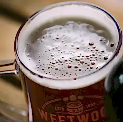 weetwood-ales-distillery-about-img 5 Close up of a Weetwood Ales Pint.
